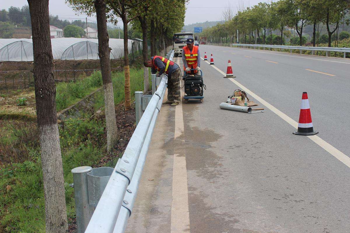 公路波形護(hù)欄平時(shí)應(yīng)該怎么維護(hù)呢？