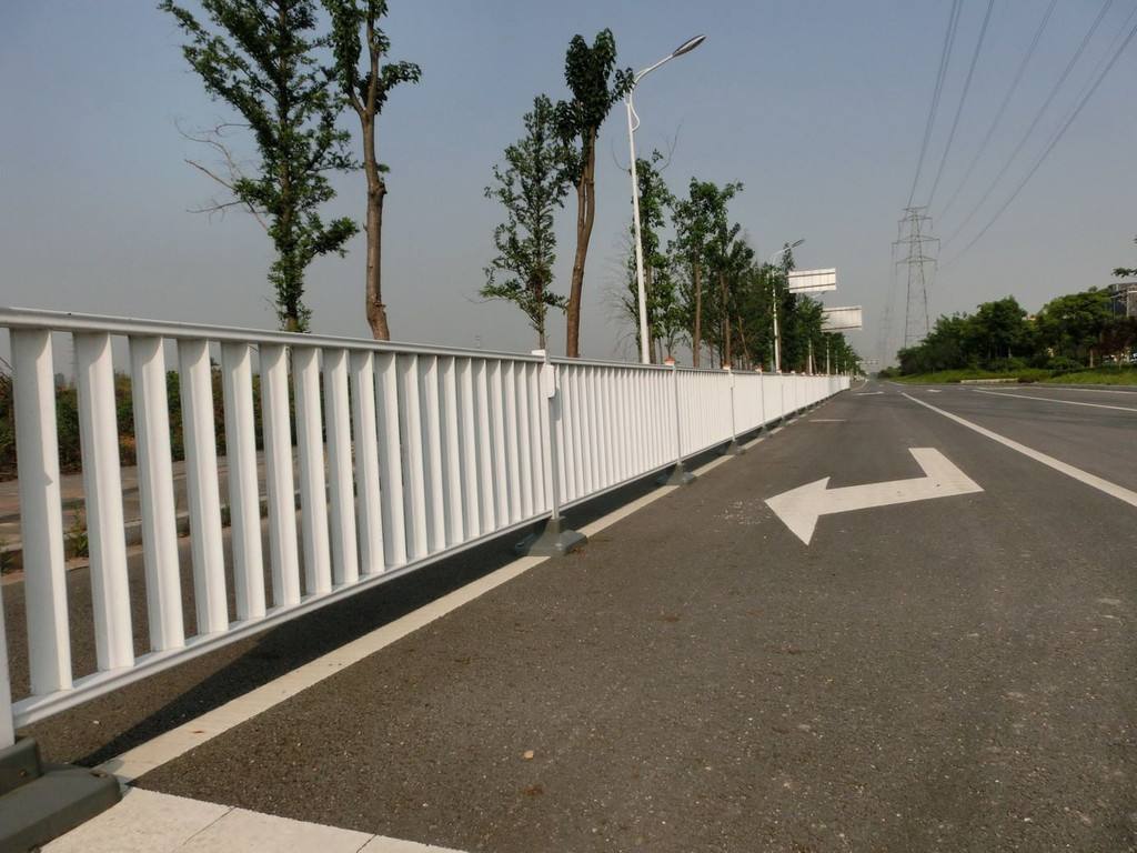 城市道路護欄材質如何選擇?